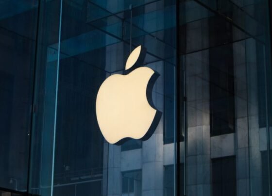 Em defesa, a Apple argumenta que 85% dos desenvolvedores não pagam nenhuma comissão e que a comissão cobrada reflete os benefícios conferidos pela inovação da Apple através do ecossistema iOS