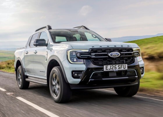 Ford Ranger PHEV review 2025 01 front tracking