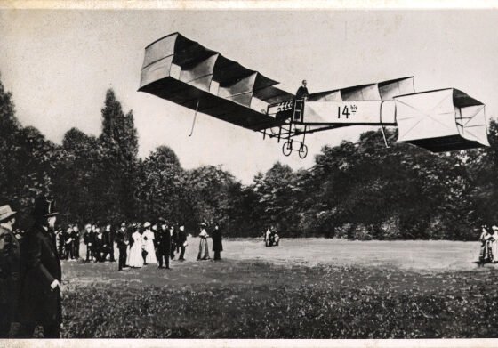 Fotografia de Santos Dumont, inventor brasileiro, no primeiro voo do 14-Bis.