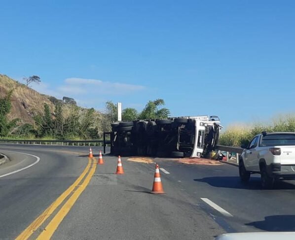 Caminhão tomba na BR-116, em Leopoldina, após colisão