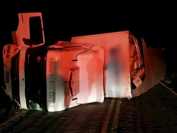 Carreta tomba na BR-267 em Argirita de madrugada e trânsito está em meia pista .
