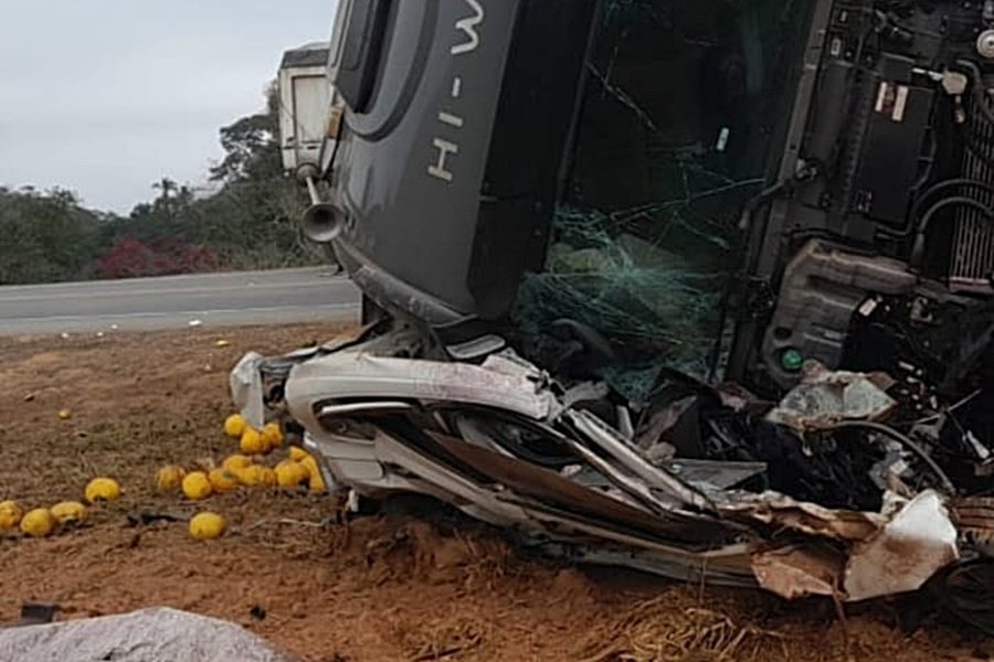 Carreta tomba sobre carro e mobiliza equipes de resgate na BR-116 em Leopoldina