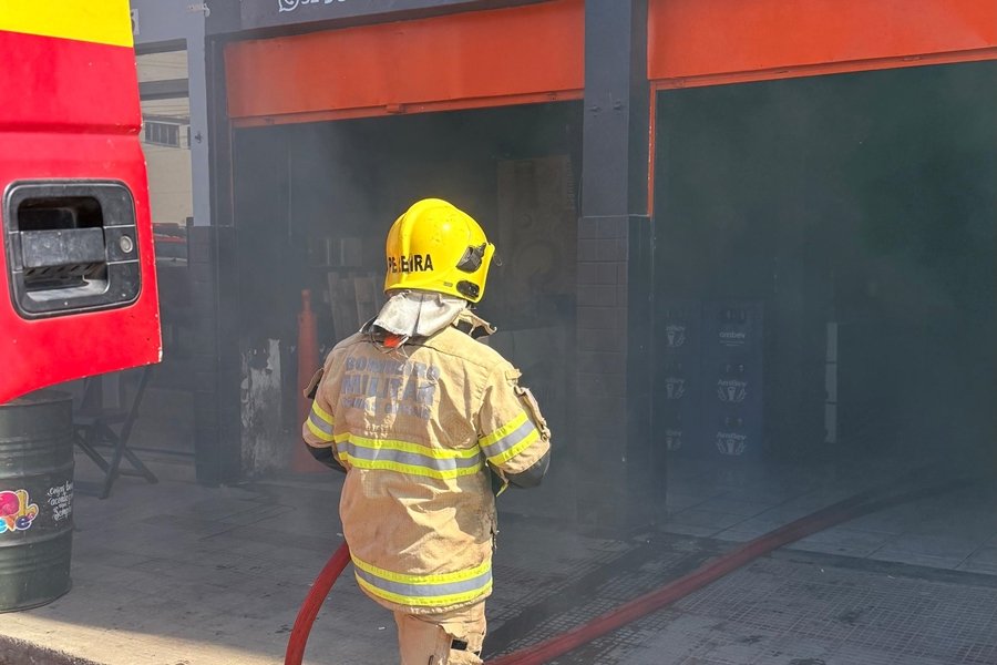 Corpo de Bombeiros controla princípio de incêndio em comércio no Bela Vista em Leopoldina