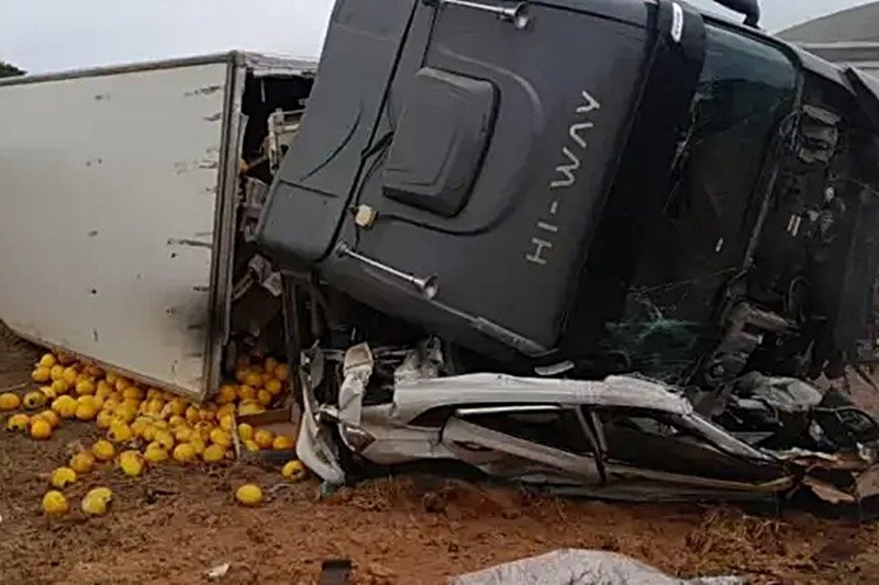 Corpo de motorista morto em acidente na BR-116 em Leopoldina é retirado das ferragens