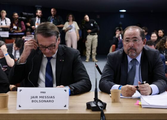 Fux diverge de Moraes e vota contra cautelares impostas a Bolsonaro