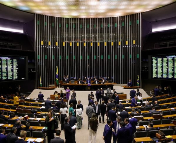 Gastos com funcionários na Câmara dos Deputados bate recorde