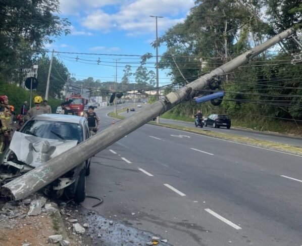 Homem perde controle da direção e carro bate em poste na Zona Sul