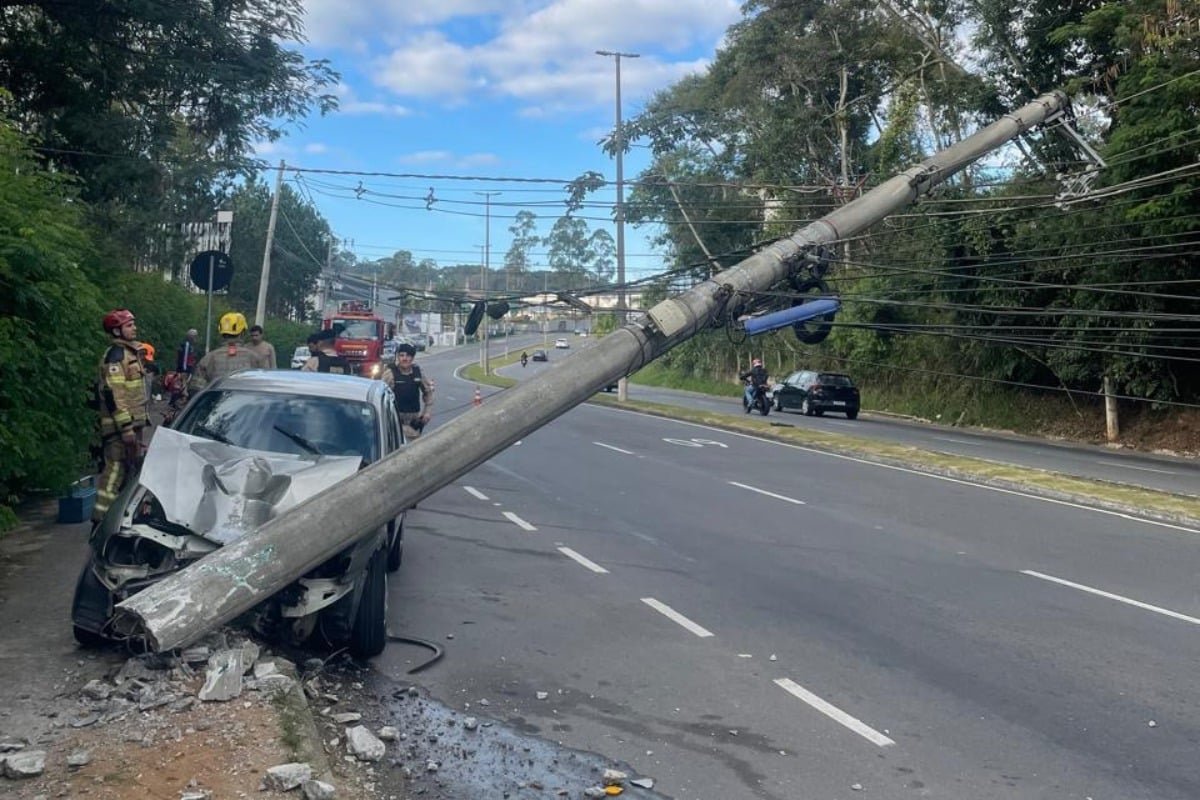 Homem perde controle da direção e carro bate em poste na Zona Sul