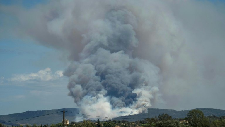 Moradores são evacuados no sul da França por incêndio florestal