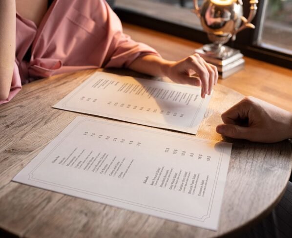 Projeto de lei pode obrigar bares e restaurantes a disponibilizar cardápios impressos em Minas