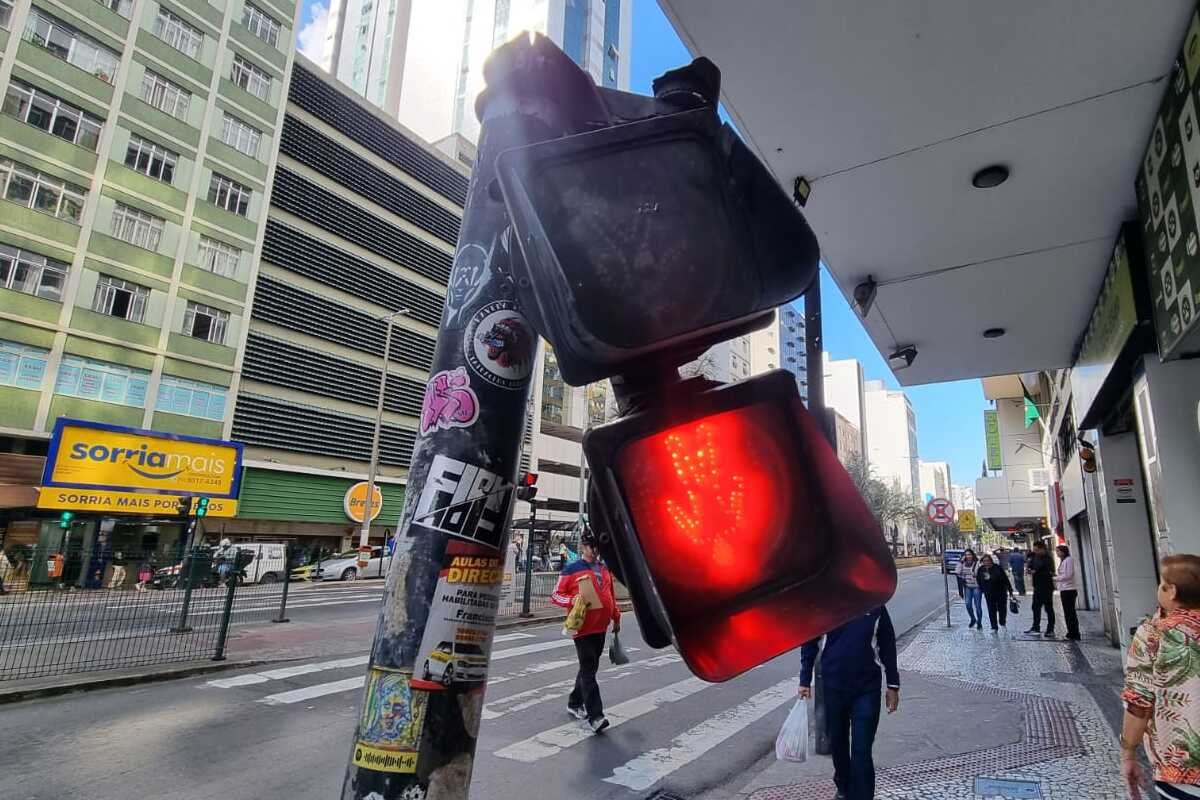 Sinal de pedestres danificado preocupa quem passa pela Rio Branco 1