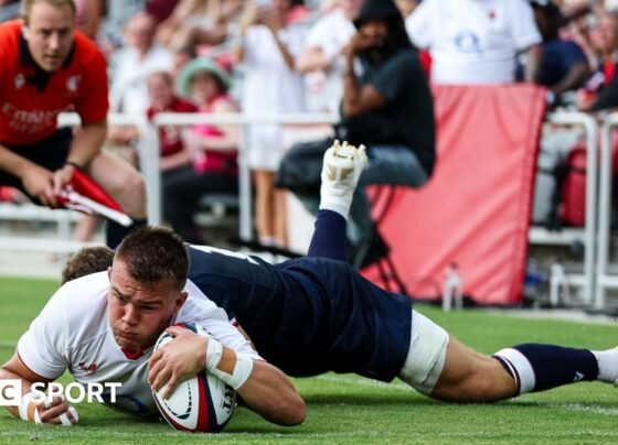Jack van Poortvliet dives over for a try
