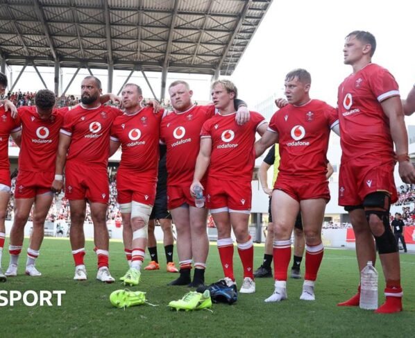 Wales players in a huddle after defeat against Japan