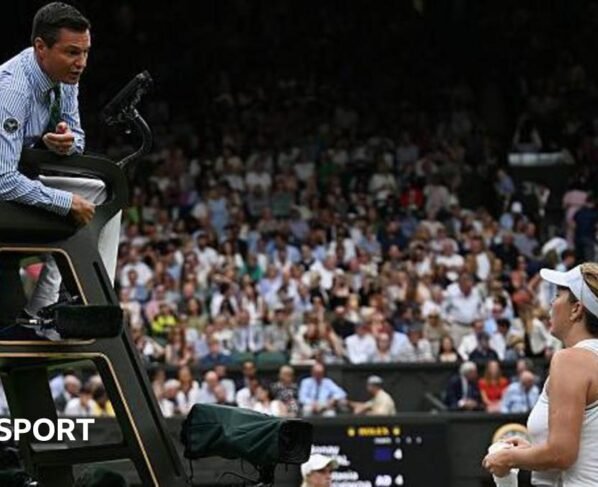 Umpire Nico Helwerth speaks to Anastasia Pavlyuchenkova