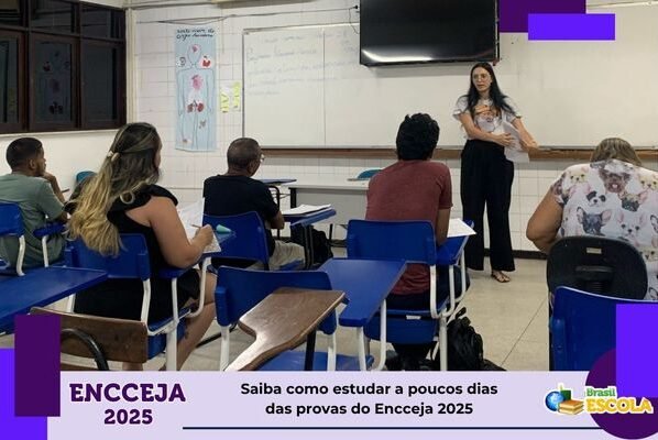 Professora Luciana Meireles em sala de aula do Forpeja da UEPA