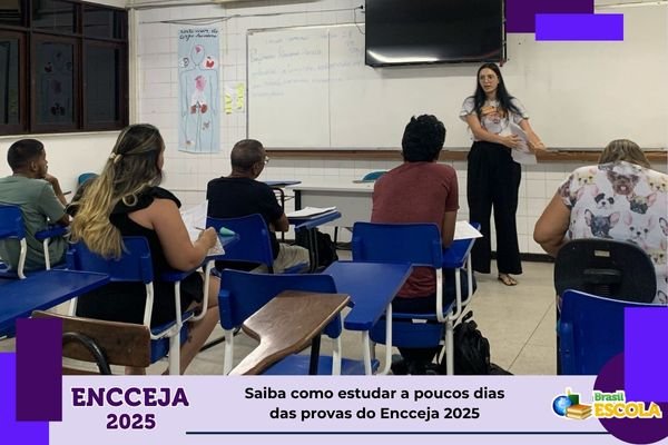 Professora Luciana Meireles em sala de aula do Forpeja da UEPA